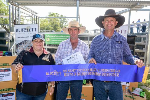 Best Pen of Brahman or Brahman Infused Steers Pictured: Kelly Bagnall – Bendigo Bank; Kyle Smith representing A Templeton & Son with Lance Whitaker. | Burnett Livestock & Realty