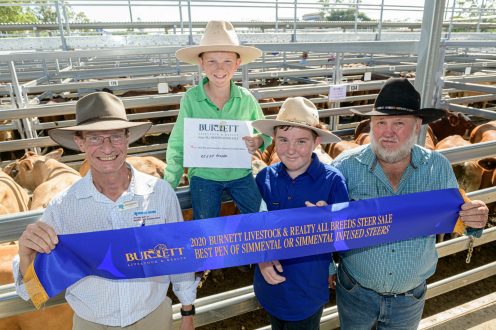 Glenn Henrickson – Rural Bank with the Preston family with their class winning Simmental steers. | Burnett Livestock & Realty